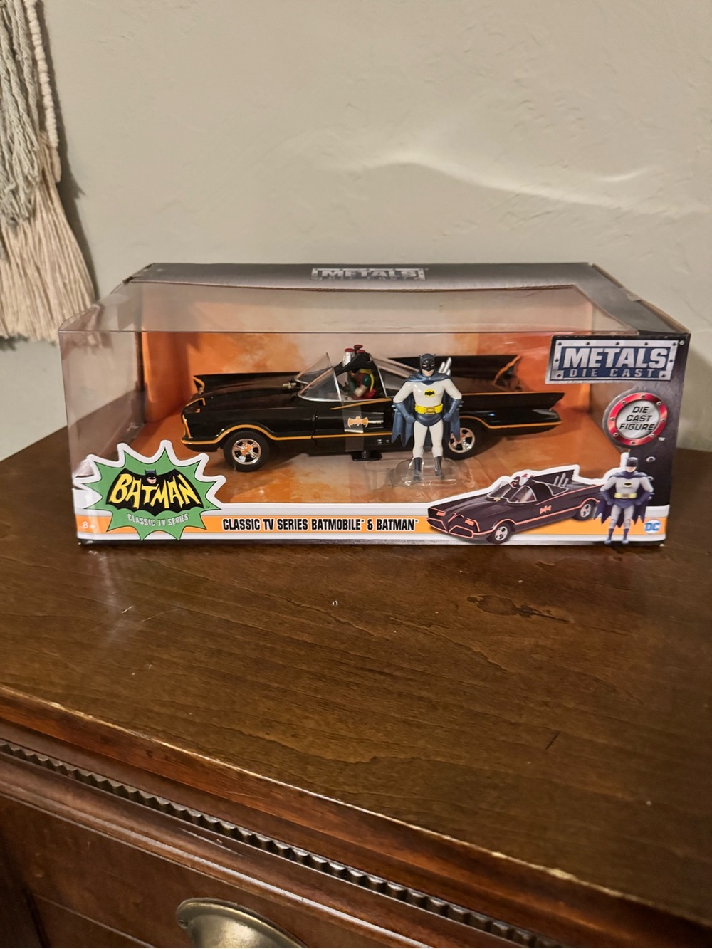 Jada Metals Die Cast 1:24 1966 Classic TV Series Batmobile & Batman